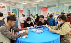 Người lao động không chỉ được tiếp cận thông tin tuyển dụng mà còn được tư vấn tận tình về định hướng nghề nghiệp