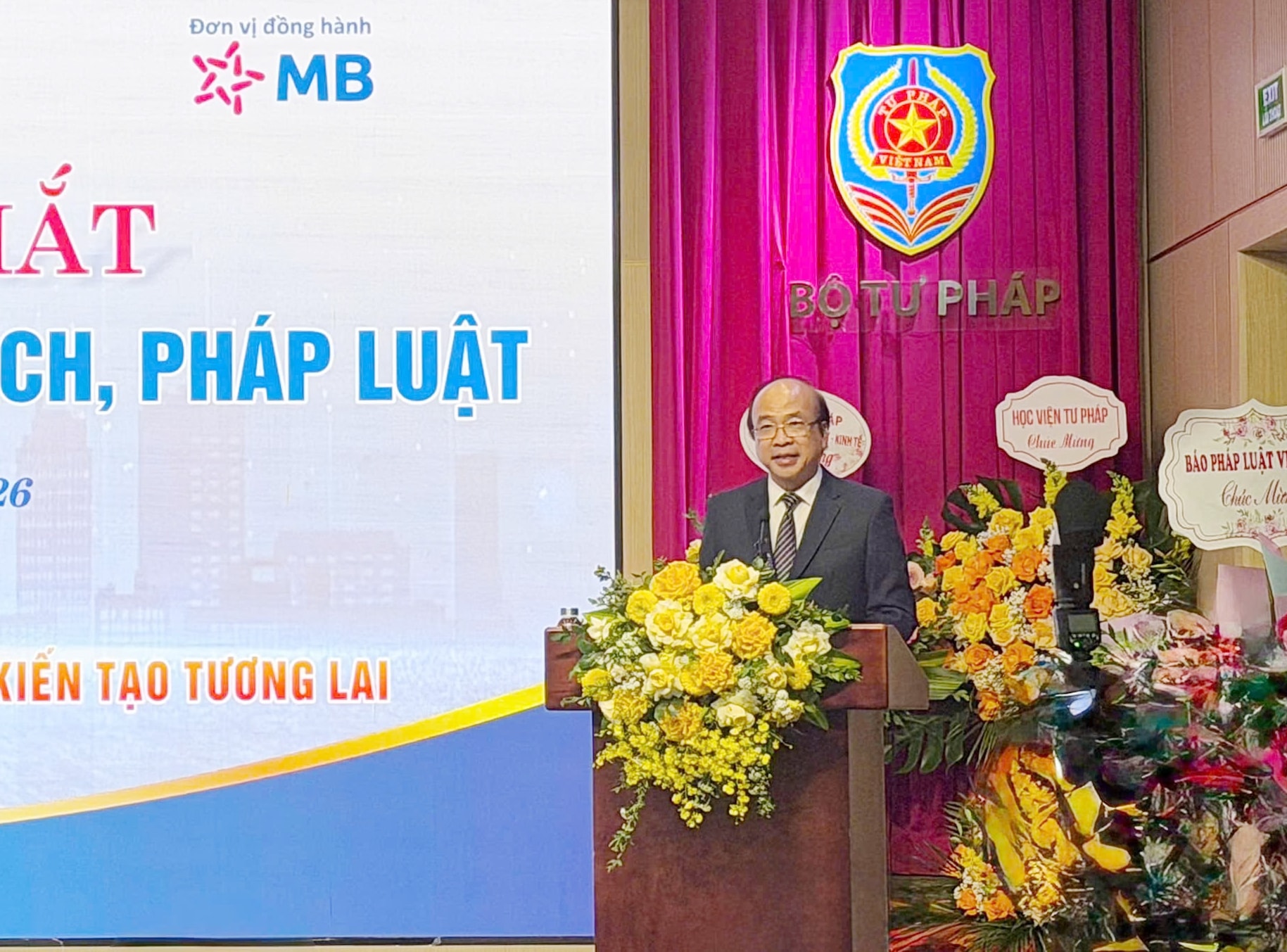 Thứ trưởng Bộ Tư pháp Phan Chí Hiếu phát biểu tại Hội nghị ra mắt Quỹ Hỗ trợ xây dựng chính sách, pháp luật.