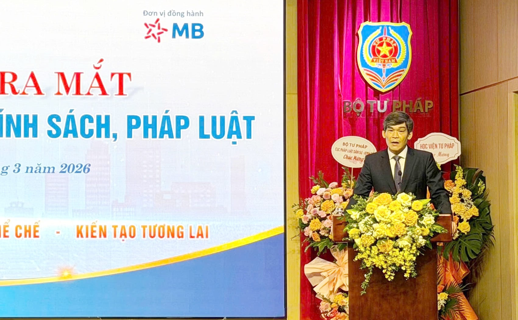 Ông Đặng Trần Anh Tuấn, Giám đốc Quỹ Hỗ trợ xây dựng chính sách, pháp luật phát biểu tại Hội nghị.
