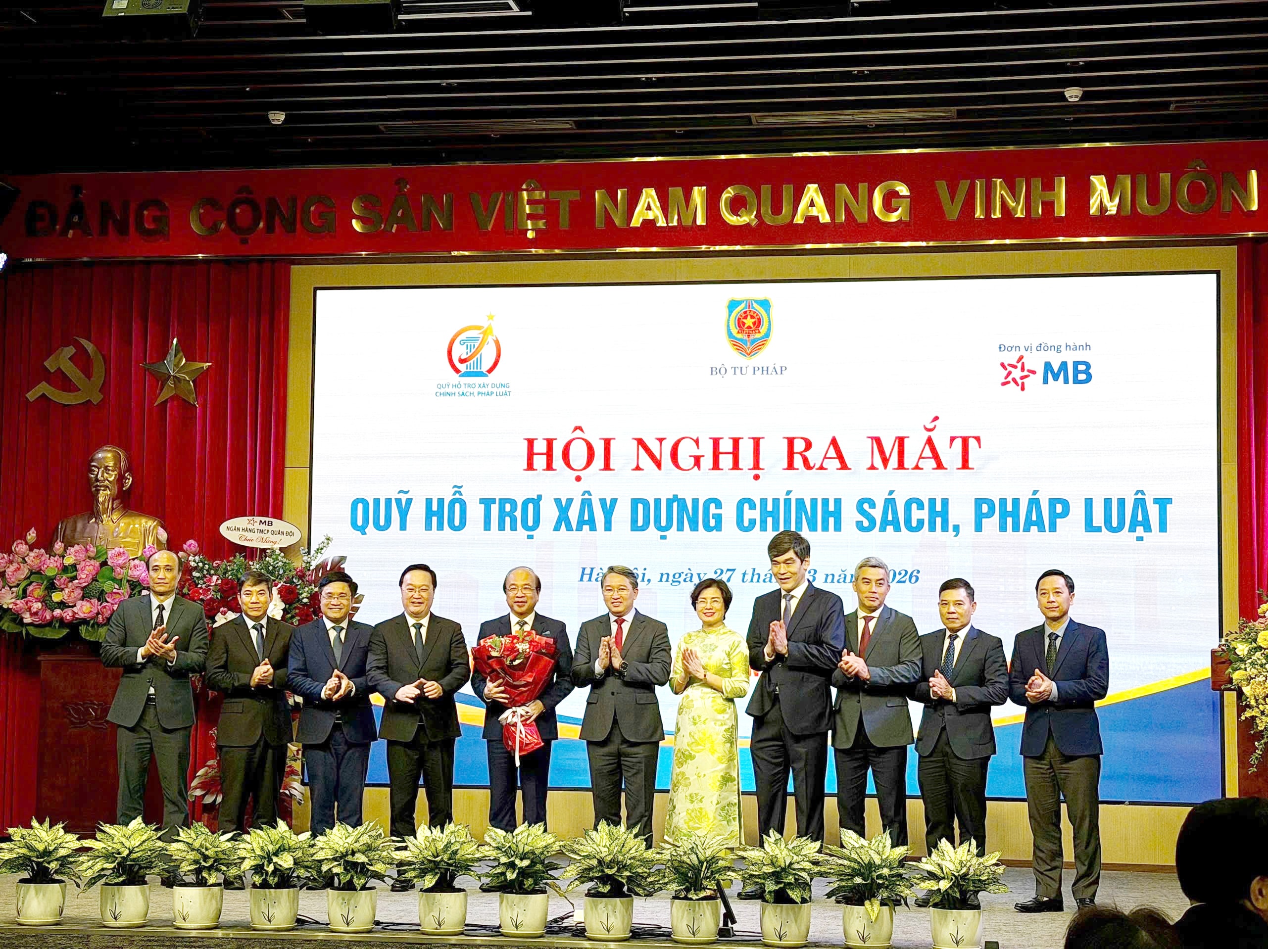 Bộ trưởng Bộ Tư pháp Nguyễn Hải Ninh tặng hoa chúc mừng các thành viên Quỹ Hỗ trợ xây dựng chính sách, pháp luật