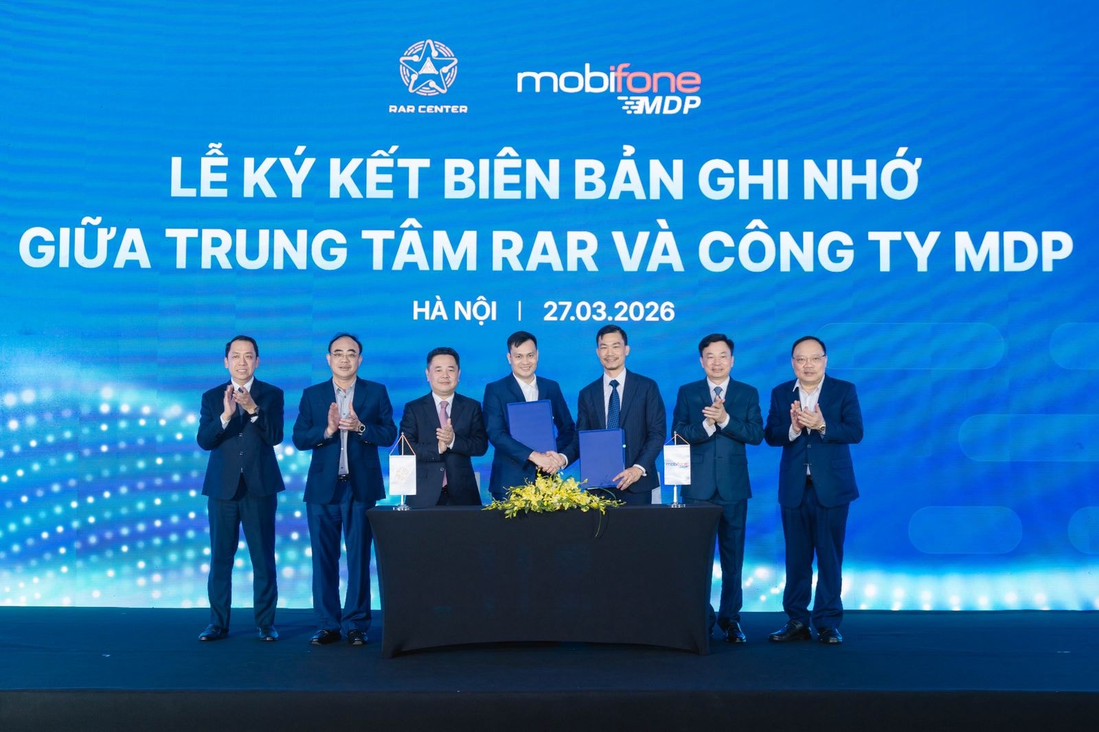 Đại diện Trung tâm nghiên cứu, ứng dụng dữ liệu dân cư và căn cước công dân RAR ký kết Biên bản ghi nhớ hợp tác với đại diện MDP