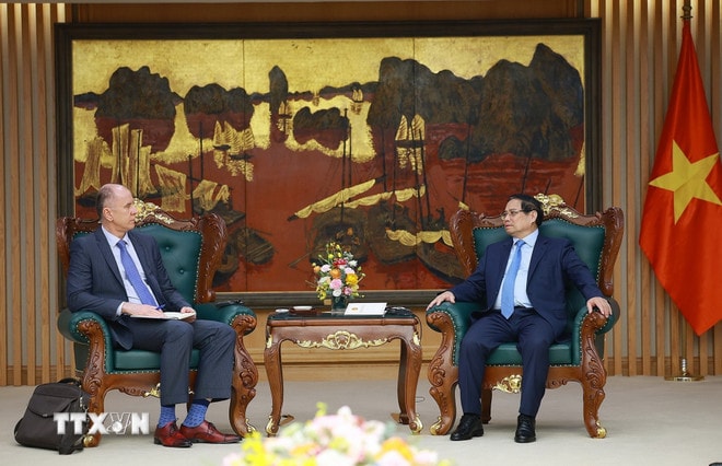 Thủ tướng Phạm Minh Chính tiếp ông Martin Sommer, Trưởng Đoàn giám sát kinh tế vĩ mô của Quỹ Tiền tệ quốc tế (IMF). (Ảnh: Dương Giang/TTXVN) ttxvn-2703-thu-tuong-imf-2.jpg