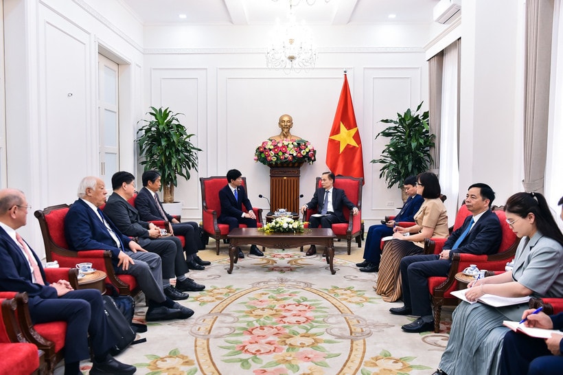The meeting between Minister of Foreign Affairs Le Hoai Trung and Governor Ibaragi Ryuta of Japan's Okayama prefecture on March 27 (Photo: Ministry of Foreign Affairs) 