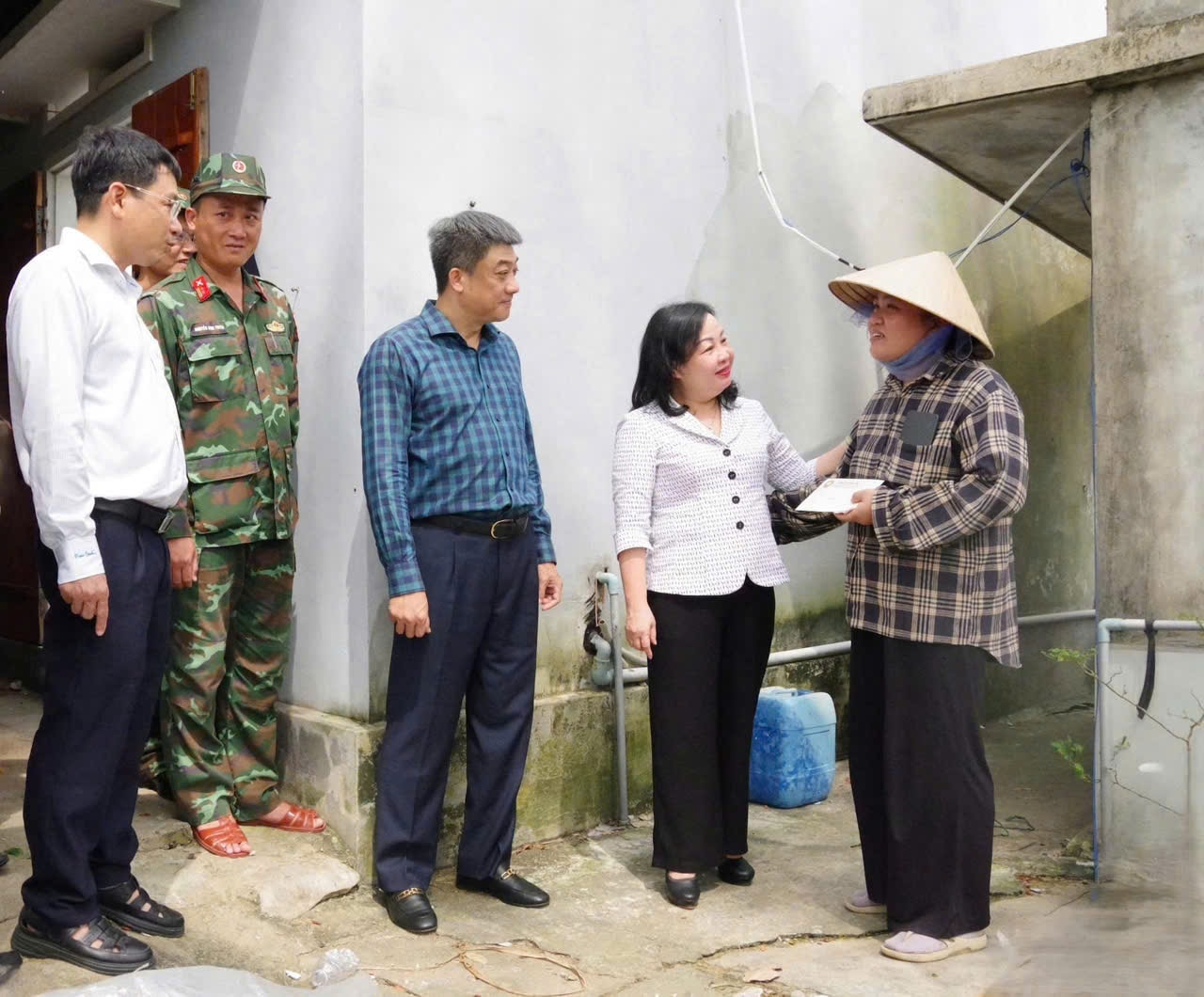 Thường trực Hội đồng nhân dân tỉnh thăm, động viên các hộ dân bị thiệt hại do bão số 13. Ảnh- Dương Linh