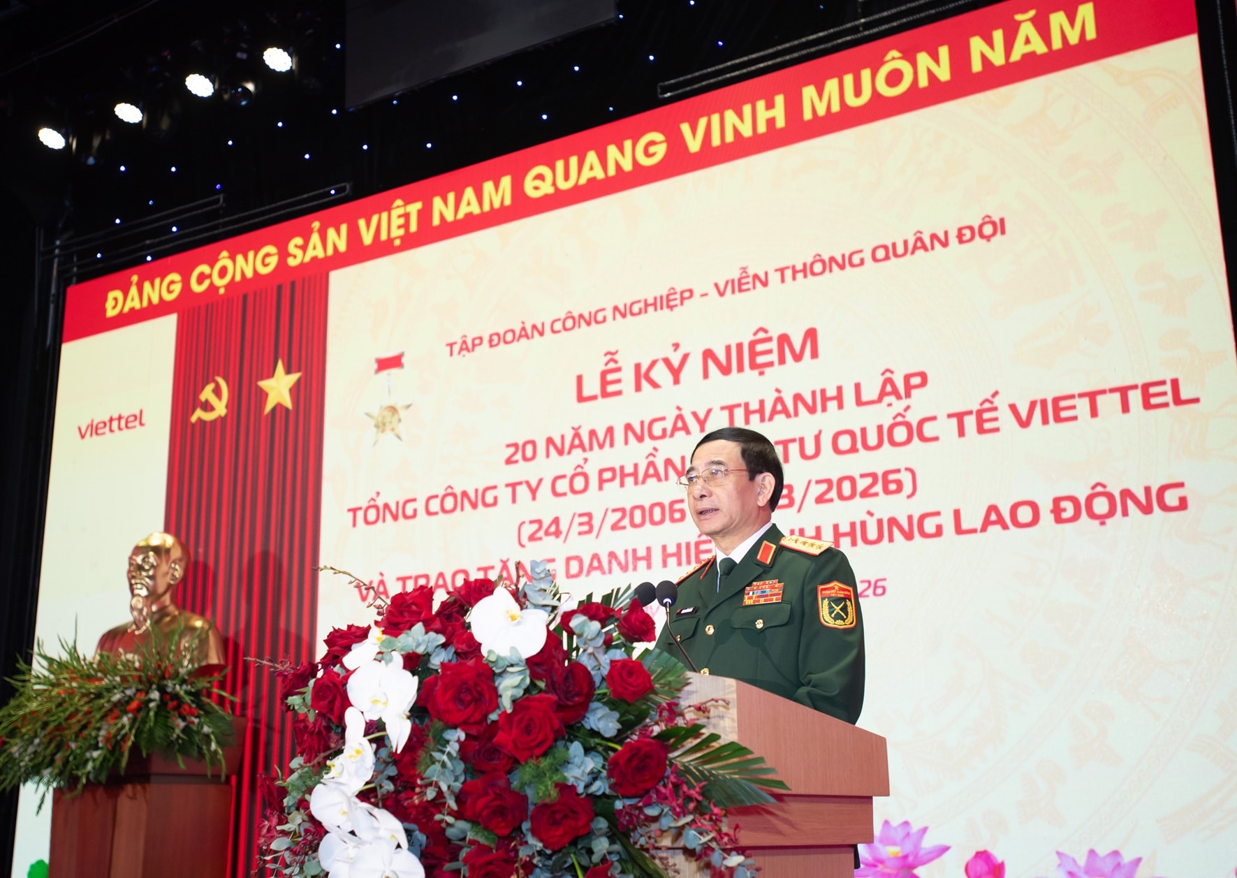 Anh 1 - Dai tuong Phan Van Giang, Bo truong Bo Quoc phong giao 5 nhiem vu cho Viettel Global