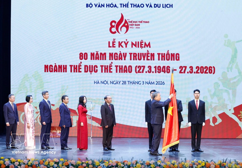 Party General Secretary To Lam presents the First-Class Labour Order to the Sports Authority of Vietnam under the Ministry of Culture, Sports and Tourism (Photo: VNA)