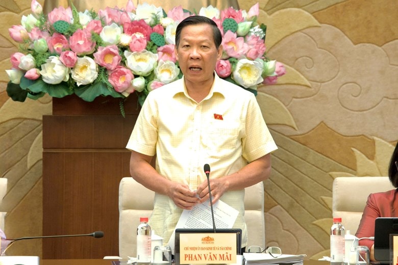 Chủ nhiệm Ủy ban Kinh tế và Tài chính Phan Văn Mãi phát biểu