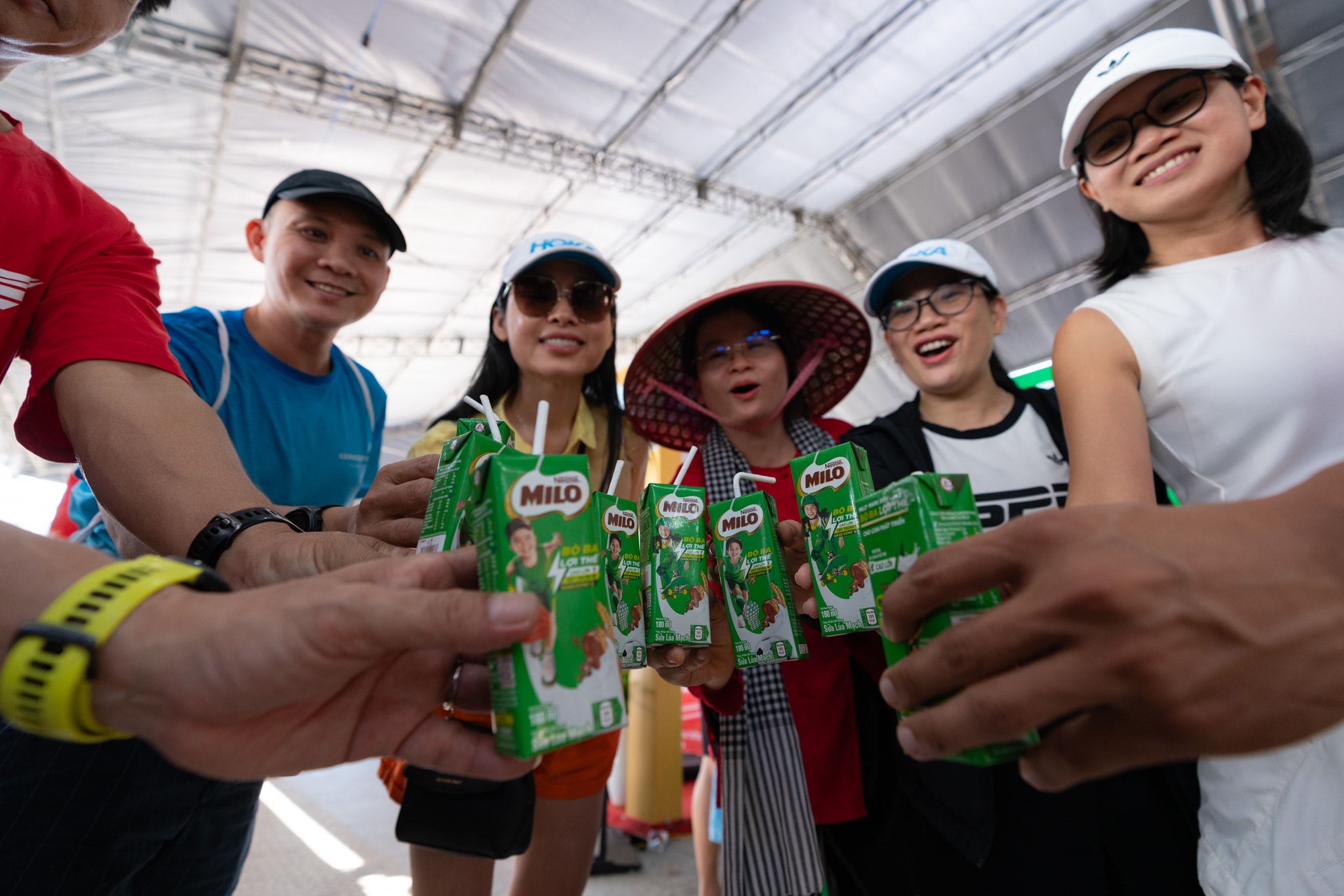 Người tham dự giải chạy hào hứng tham quan gian hàng MILO