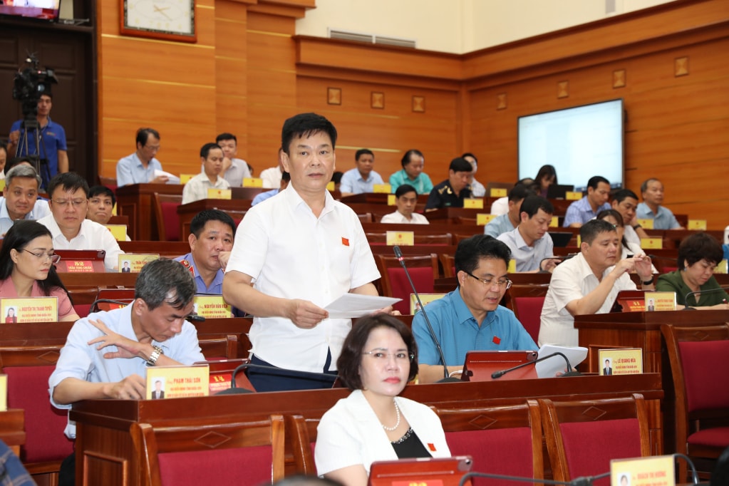 Đại biểu HĐND tỉnh Hưng Yên chất vấn tại một kỳ họp thường lệ giữa năm HĐND tỉnh khóa XVII. Ảnh H. Yên