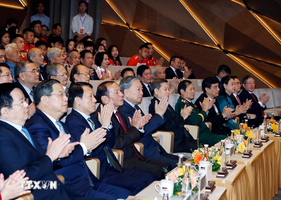 महासचिव तो लाम और प्रतिनिधिमंडल ने खेल एवं शारीरिक शिक्षा क्षेत्र के परंपरागत दिवस की 80वीं वर्षगांठ के उपलक्ष्य में आयोजित समारोह में भाग लिया। (फोटो: थोंग न्हाट/वीएनए)