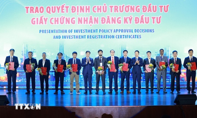 Lãnh đạo tỉnh Thanh Hoá trao quyết định chủ trương đầu tư và chứng nhận đăng ký đầu tư cho các doanh nghiệp. (Ảnh: Dương Giang/TTXVN) ttxvn-2903-thu-tuong-xuc-tien-dau-tu-tinh-thanh-hoa-10.jpg