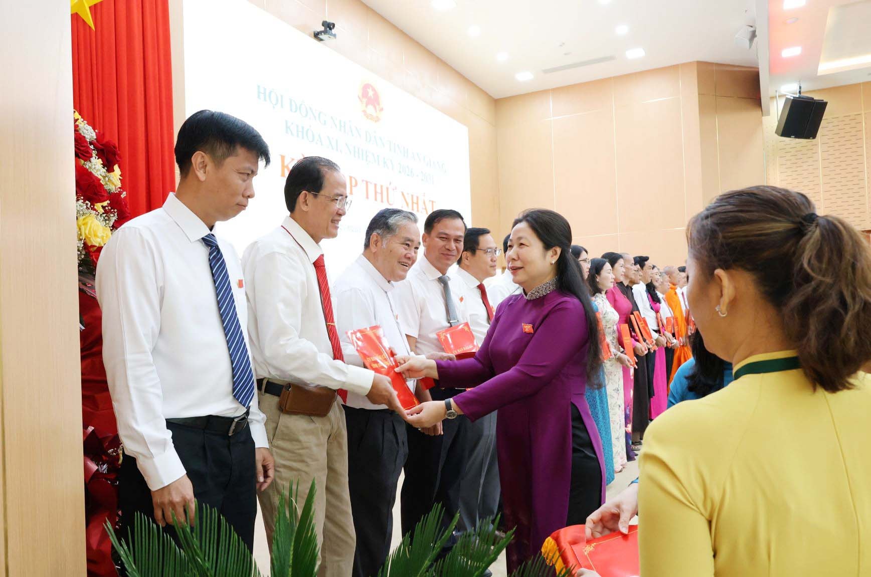 Phó Chủ tịch HĐND tỉnh An Giang Lê Hồng Thắm trao chứng nhận tư cách đại biểu vừa trúng cử HĐND tỉnh nhiệm kỳ 2026 -2031