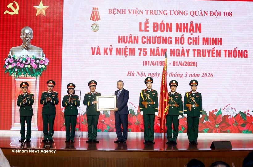 Party General Secretary To Lam presents the Ho Chi Minh Order to Military Central Hospital 108 on March 30. (Photo: NVA)