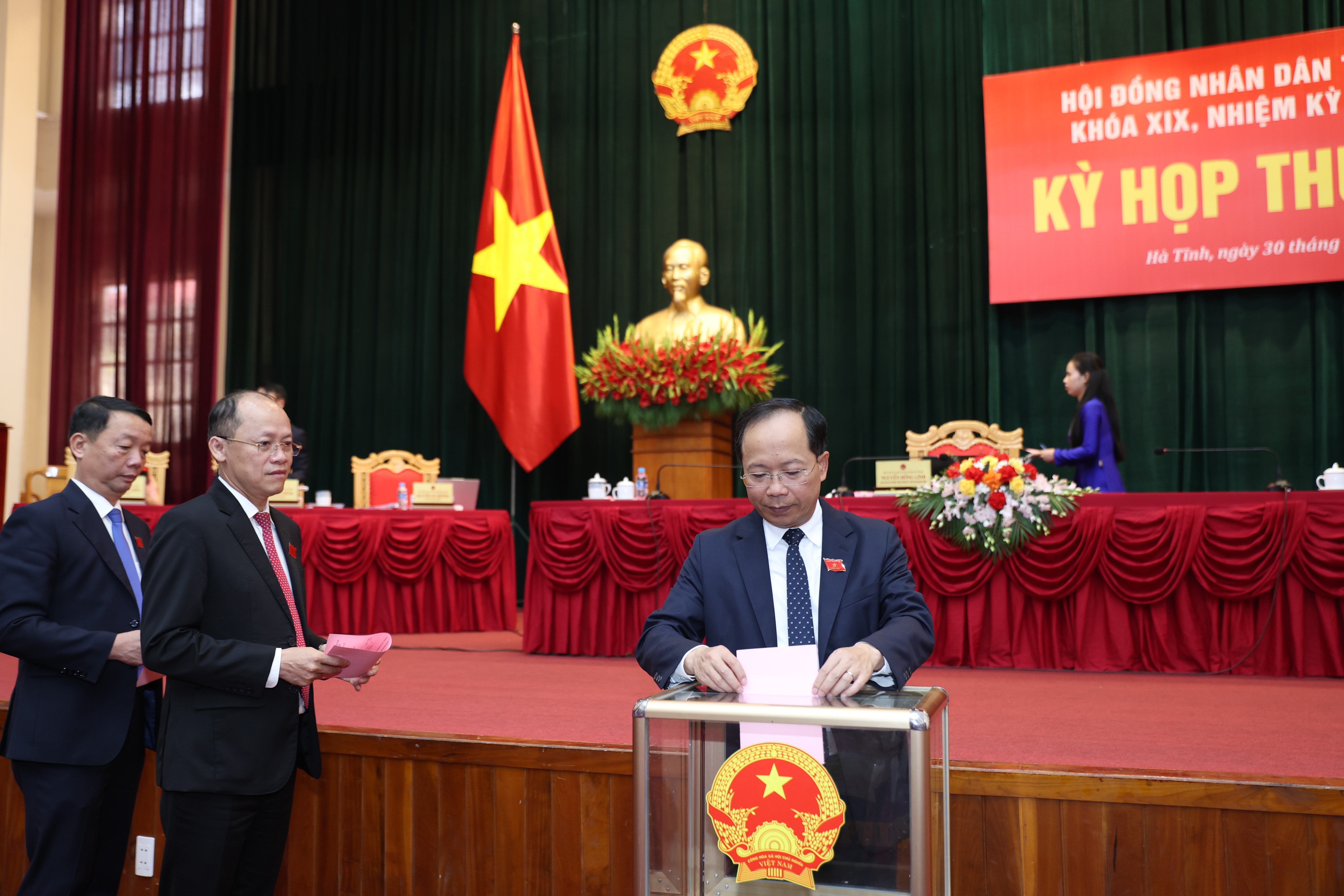 Uỷ viên Trung ương Đảng, Bí thư Tỉnh uỷ Nguyễn Duy Lâm bỏ phiếu.