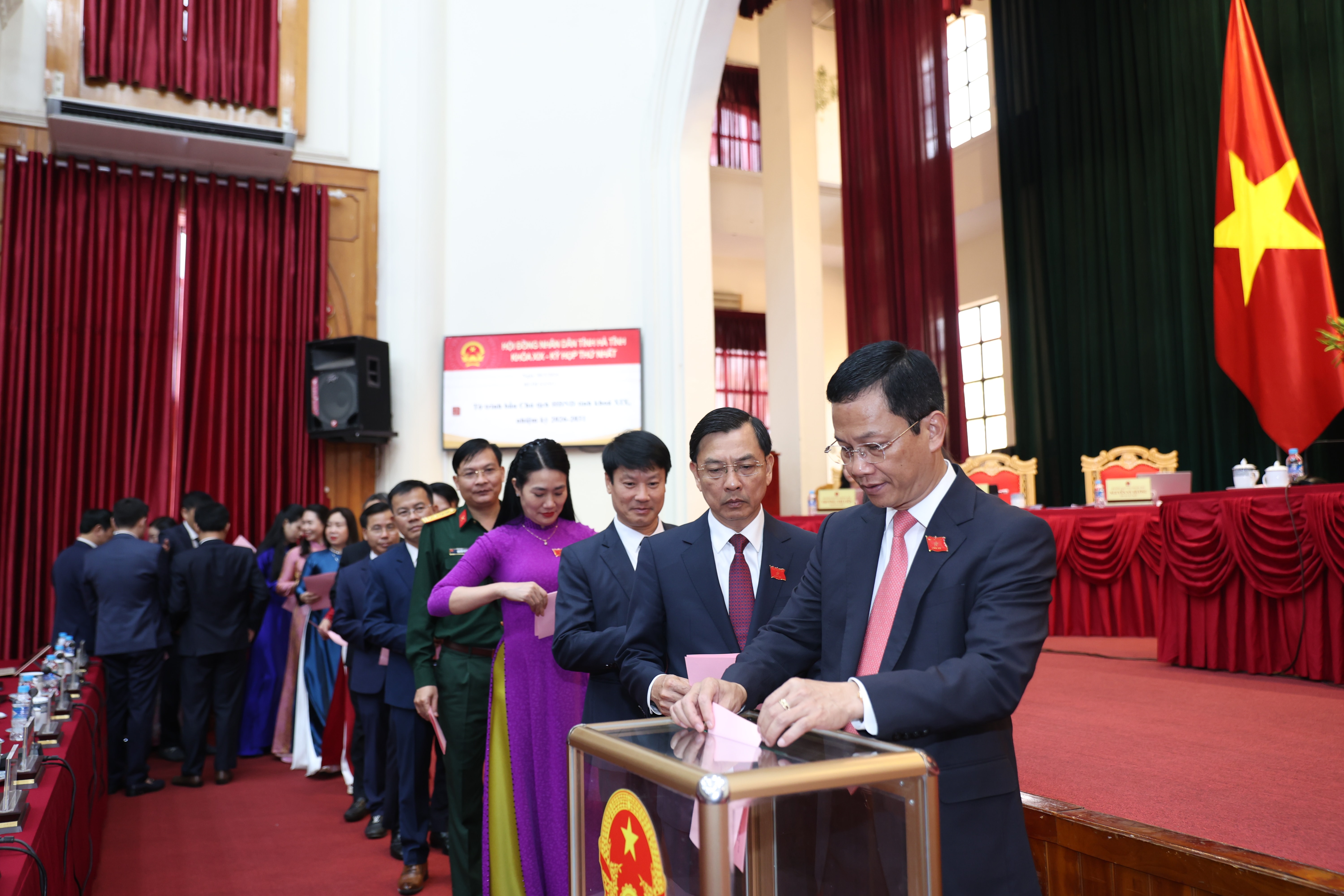 Các đại biểu bỏ phiếu.