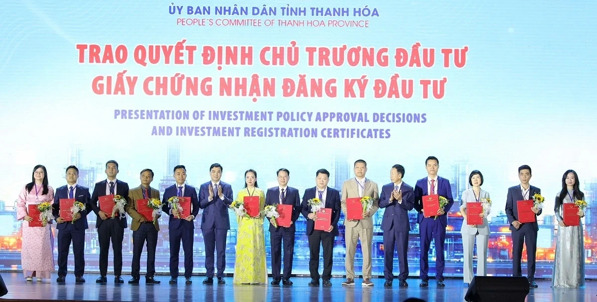 Lãnh đạo tỉnh Thanh Hóa trao Quyết định chủ trương đầu tư, Giấy chứng nhận đăng ký đầu tư cho các dự án.