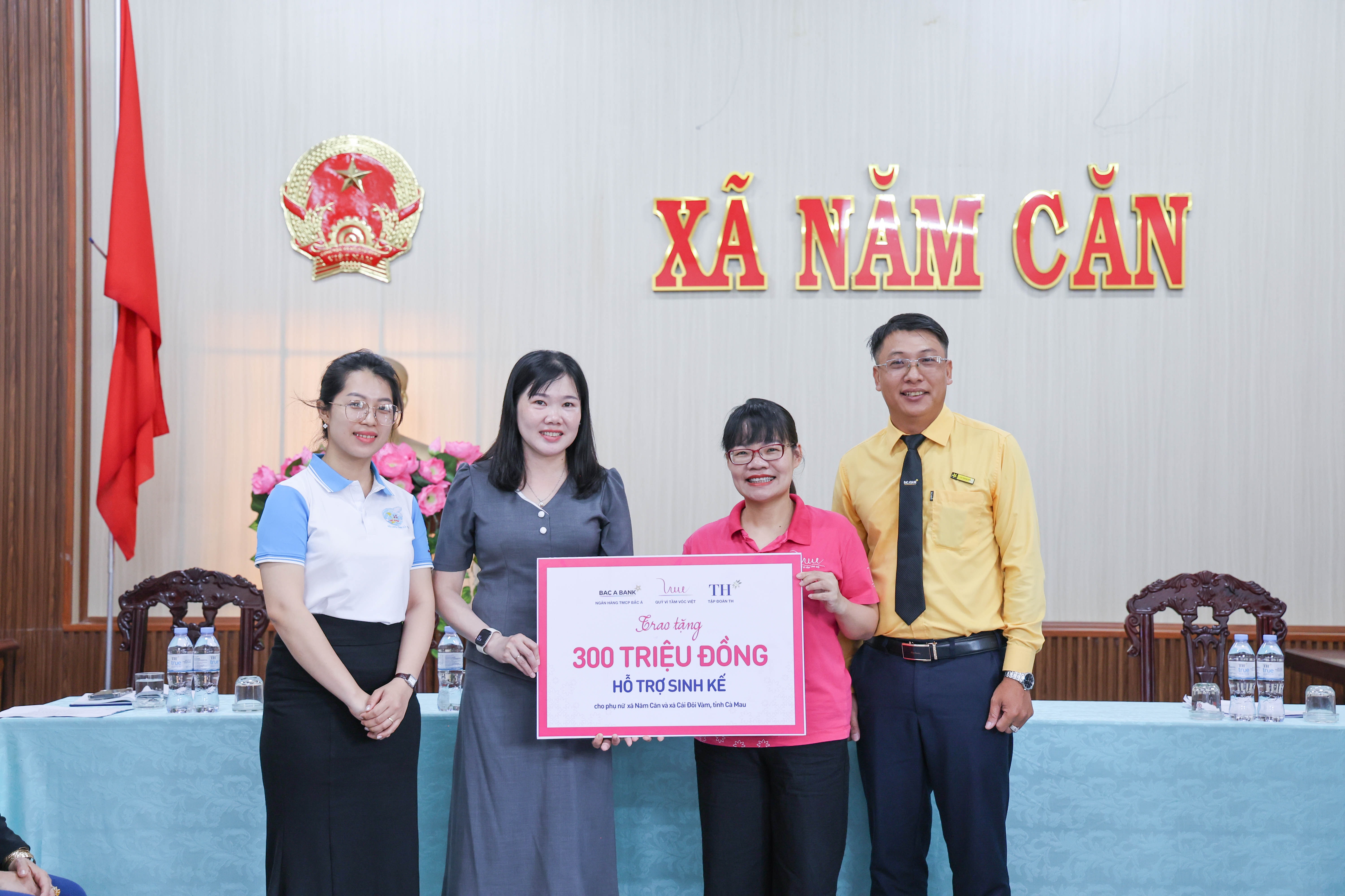 1 Quy Vi tam voc Viet, BAC A BANK trao von vay sinh ke 300 trieu Ca Mau (1)