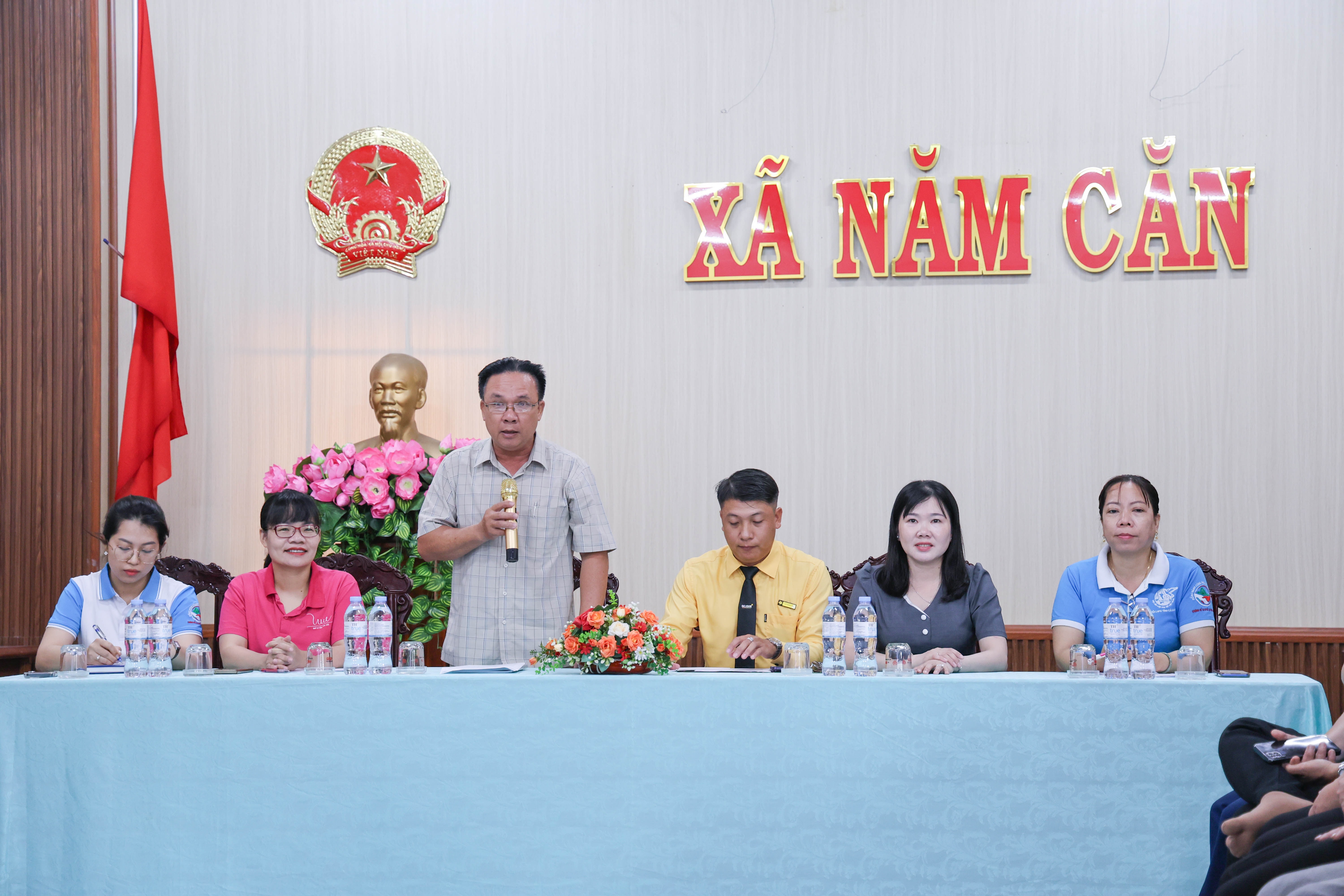 2. phu nu kho khan xa Nam Can va Cai Doi Vang nhan ho tro von vay