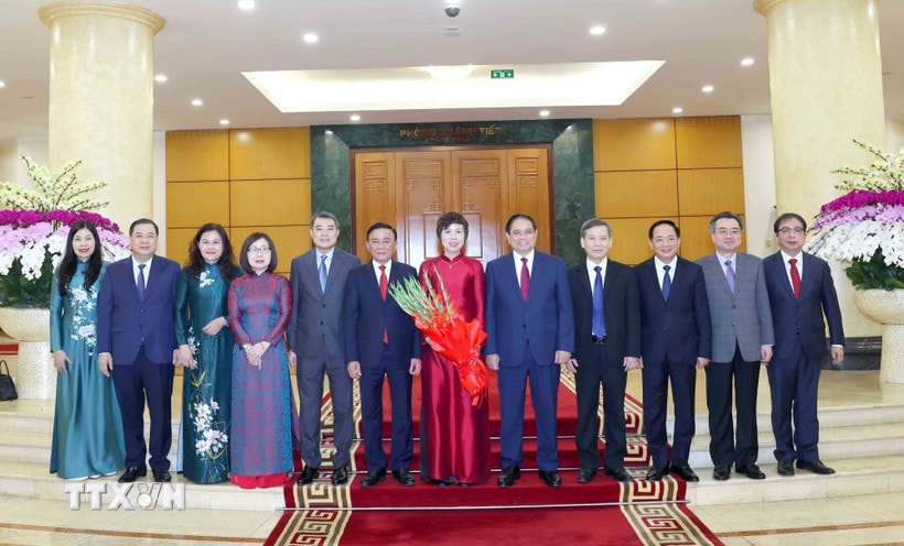 Thường trực Ban Bí thư Trần Cẩm Tú, Thủ tướng Phạm Minh Chính cùng các đồng chí lãnh đạo Đảng, Nhà nước chụp ảnh chung với Ban lãnh đạo Thông tấn xã Việt Nam. (Ảnh: Phương Hoa/TTXVN)