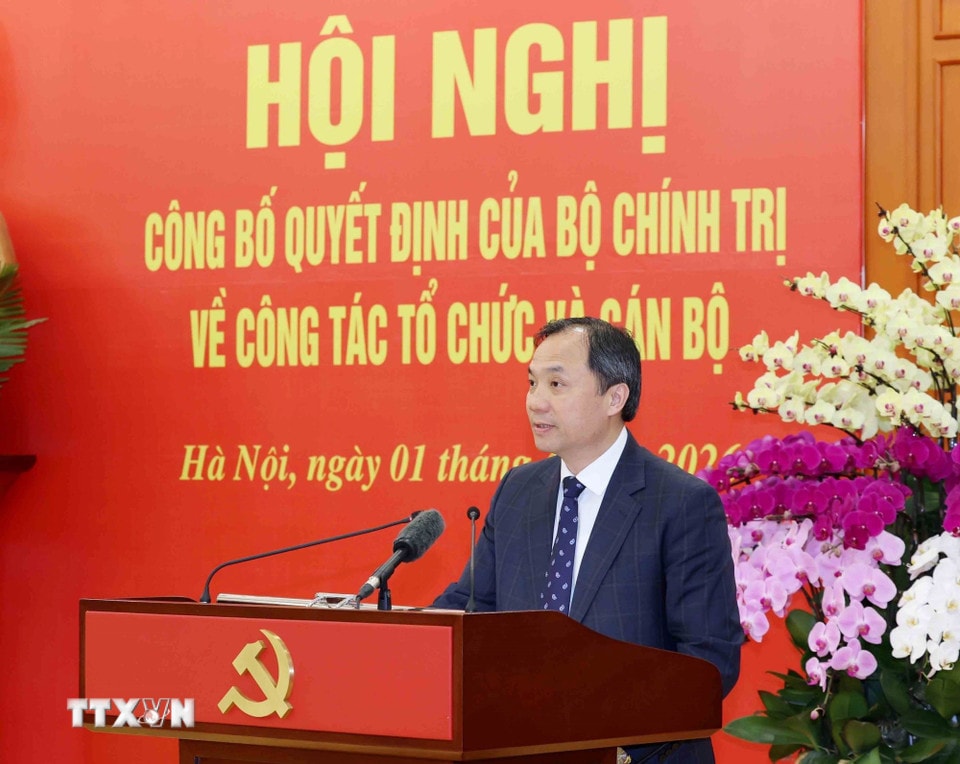 Đồng chí Hoàng Trung Dũng, Ủy viên Trung ương Đảng, Phó Trưởng Ban Thường trực Ban Tổ chức Trung ương thông báo các Quyết định của Bộ Chính trị về chức năng, nhiệm vụ, quyền hạn, tổ chức bộ máy, mối quan hệ công tác của 5 cơ quan. (Ảnh: Phương Hoa/TTXVN)
