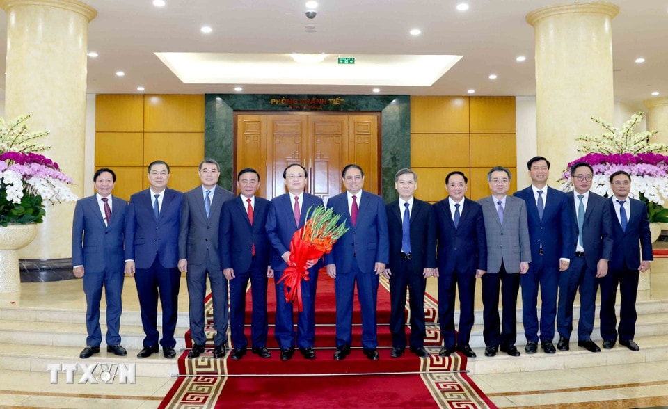 Thường trực Ban Bí thư Trần Cẩm Tú, Thủ tướng Phạm Minh Chính cùng các đồng chí lãnh đạo Đảng, Nhà nước chụp ảnh chung với Ban lãnh đạo Đài Tiếng nói Việt Nam. (Ảnh: Phương Hoa/TTXVN)