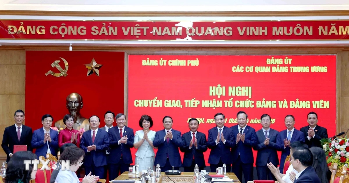 Thường trực Ban Bí thư Trần Cẩm Tú, Thủ tướng Phạm Minh Chính, đại diện Đảng ủy Chính phủ, Đảng ủy các cơ quan Đảng Trung ương và các đảng bộ chuyển giao, tiếp nhận chụp ảnh chung. (Ảnh: Phương Hoa/TTXVN)