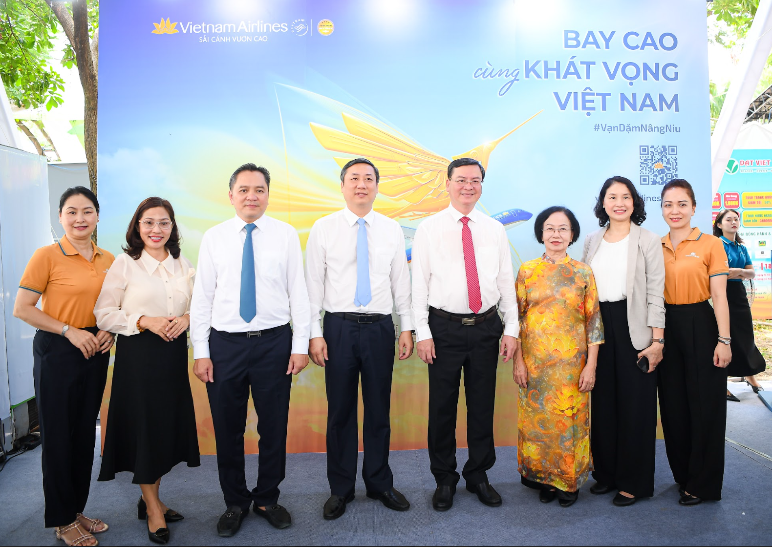 Ảnh 2 - Ông Nguyễn Công Vinh – Phó Chủ tịch Ủy ban nhân dân TP.HCM (thứ 5 từ trái sang); ông Nguyễn Công Danh – Trưởng ban Kinh tế - Ngân sách Hội đồng nhân dân TP.HCM (thứ 4 từ trái sang); ông Phạm Huy Bình – Giám