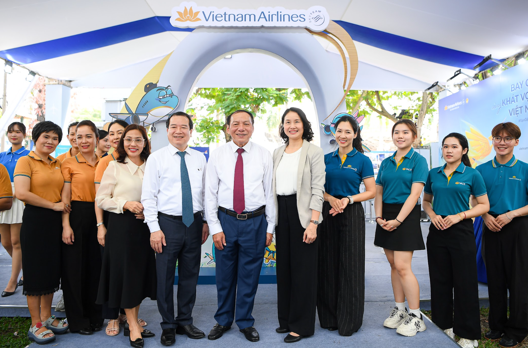 Ảnh 1 - Ông Nguyễn Văn Hùng – Bộ trưởng Bộ Văn hóa, Thể thao và Du lịch (đứng giữa) cùng ông Hà Văn Siêu – Phó Cục trưởng Cục Du lịch Quốc gia Việt Nam (bên trái) tham quan gian hàng của Vietnam Airlines.