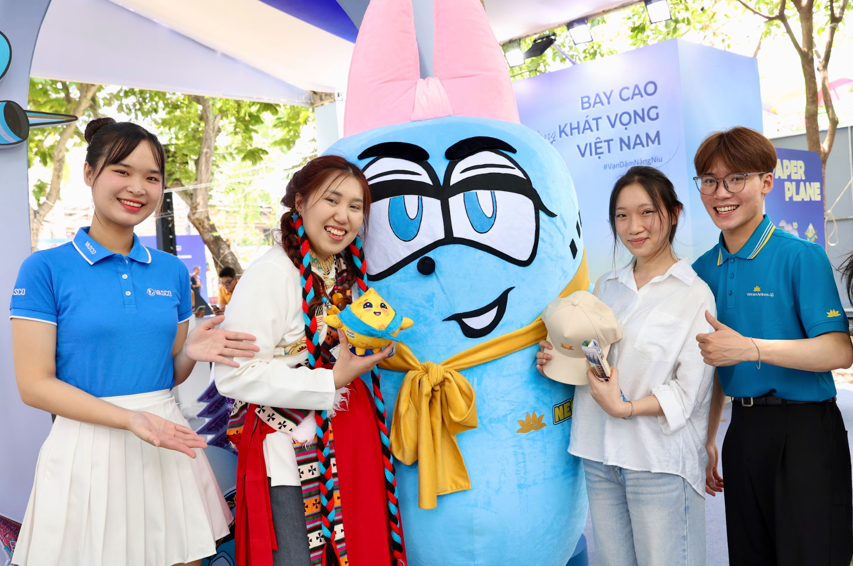 Ảnh 7_ Khách tham quan hào hứng khi được nhận quà và chụp hình kỷ niệm tại gian hàng của Vietnam Airlines, tạo nên không khí sôi động và thu hút.