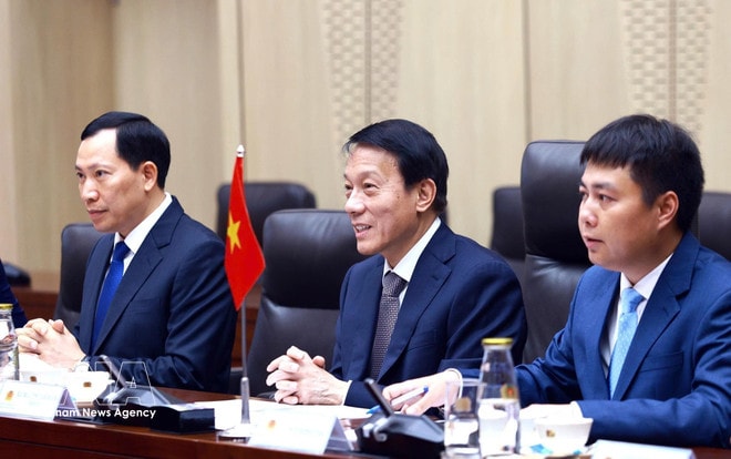 Minister of Public Security General Luong Tam Quang at the talks with Chairman of the Belarusian State Forensic Examination Committee Volkov Alexei Aleksandrovich (Photo: VNA) vnanet-potal-bo-truong-bo-cong-an-hoi-dam-voi-chu-tich-uy-ban-giam-dinh-tu-phap-belarus-8677436.jpg