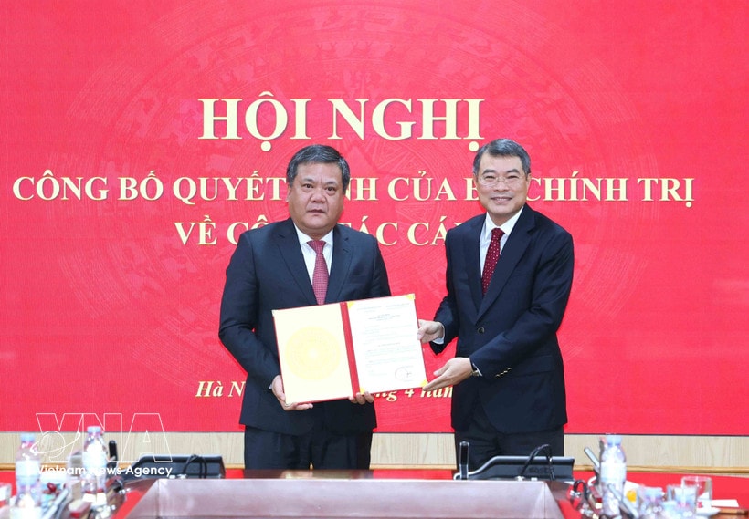Le Minh Hung, member of the Politburo, Secretary of the Party Central Committee, and Chairman of the Party Central Committee's Organisation Commission, hands over to Tran Phong the decision approving him as Secretary of the Khanh Hoa Party Committee for the 2025–2030 term at a ceremony in Hanoi on April 2 (Photo: VNA)