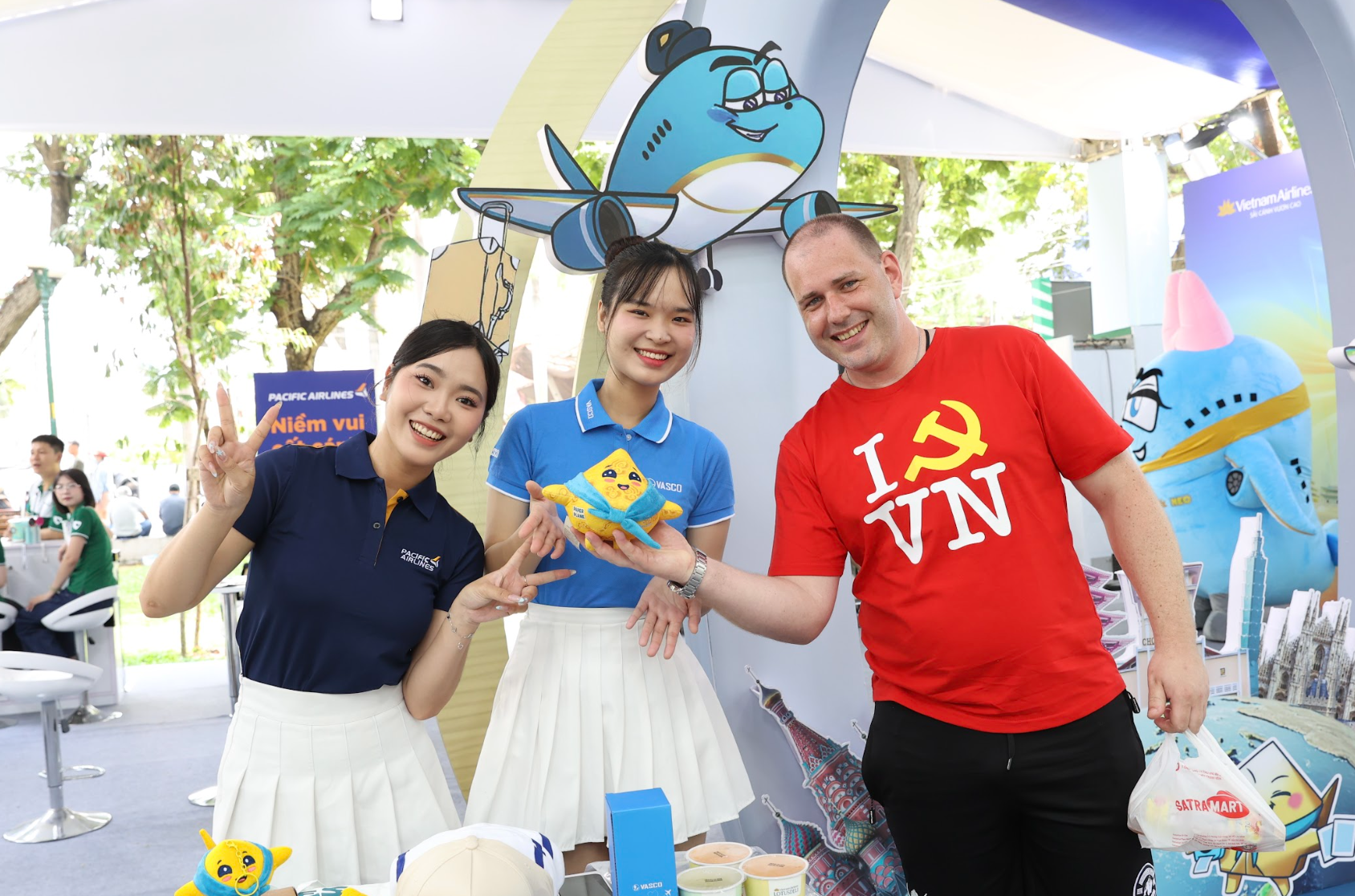 Ảnh 6 - Khách tham quan quốc tế trải nghiệm và chụp ảnh cùng nhân viên của hãng tại gian hàng, trong khuôn khổ sự kiện du lịch, với các hoạt động tương tác và quà tặng lưu niệm thu hút đông đảo người tham dự.