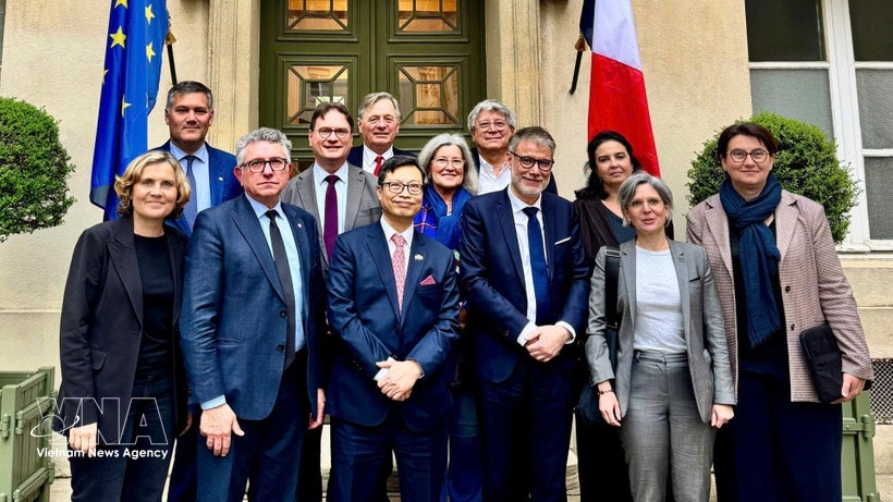 Vietnam’s Ambassador to France Trinh Duc Hai (front row, 3rd from left) in a group photo with Michel Criaud, President of the France – Vietnam Parliamentary Friendship Group (front row, 4th from left), and other participants of a working session in Paris on April 1. (Photo: VNA)