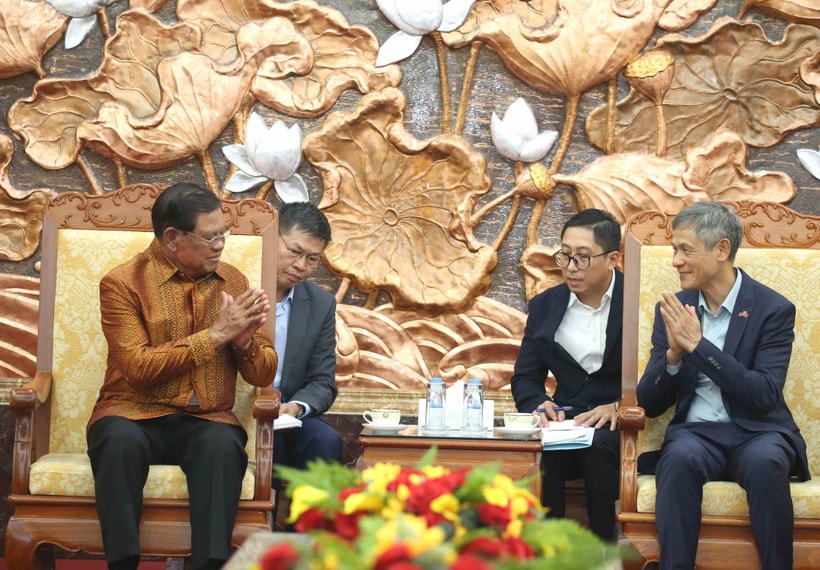Vietnamese Ambassador to Cambodia Nguyen Minh Vu (right) receives Vice President of Cambodian People's Party Samdech Krolahom Sar Kheng on the occasion of Cambodia's Choul Chnam Thmey 2026 (Photo: VNA)