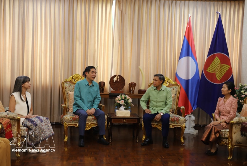 Vietnamese Ambassador to Thailand Pham Viet Hung (left) extends Bunpimay New Year greetings to Lao Ambassador Sisavath Inphachanh. (Photo: VNA)