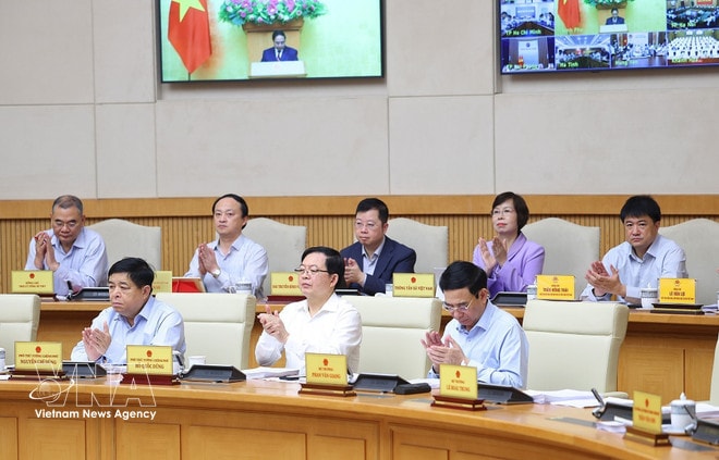 Officials attend the conference on April 4. (Photo: VNA) vnanet-government-meeting-for-march-3.jpg