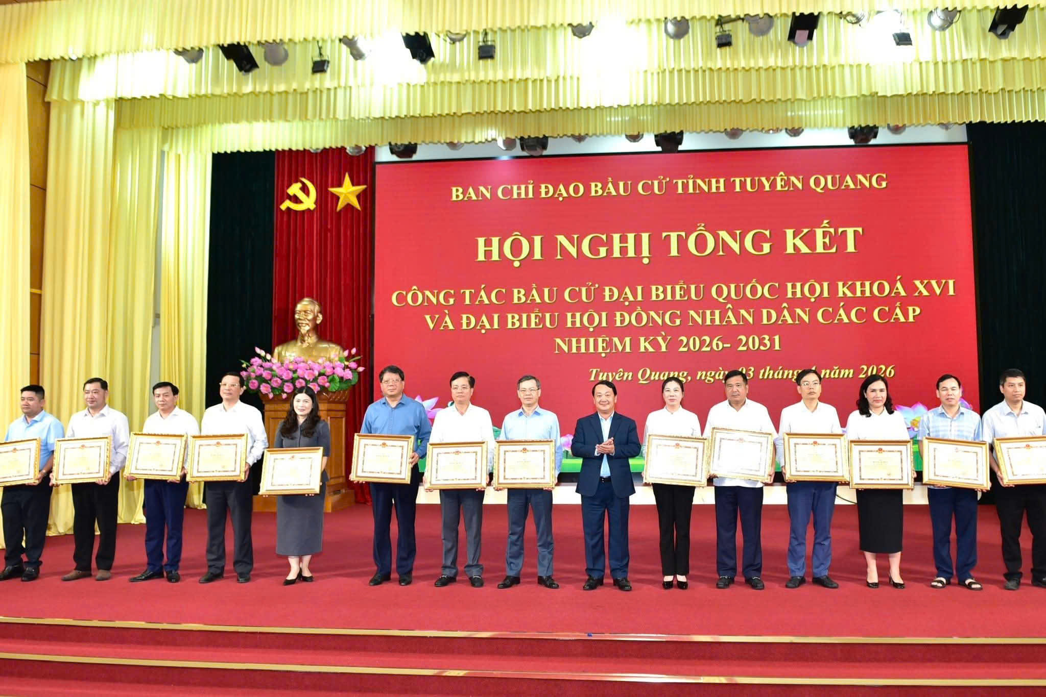 Ủy viên Trung ương Đảng, QQ8823 Nổ Hũ Tỉnh ủy, Hầu A Lềnh, Trưởng ban Chỉ đạo Bầu cử tỉnh trao Bằng khen cho các cá nhân đã có thành tích xuất sắc trong Phong trào thi đua thực hiện tốt cuộc bầu cử đại biểu QQ8886 Khuyến Mãi khóa XVI và đại biểu HĐND các cấp nhiệm kỳ 2026-2031 trên địa bàn tỉnh Tuyên Quang