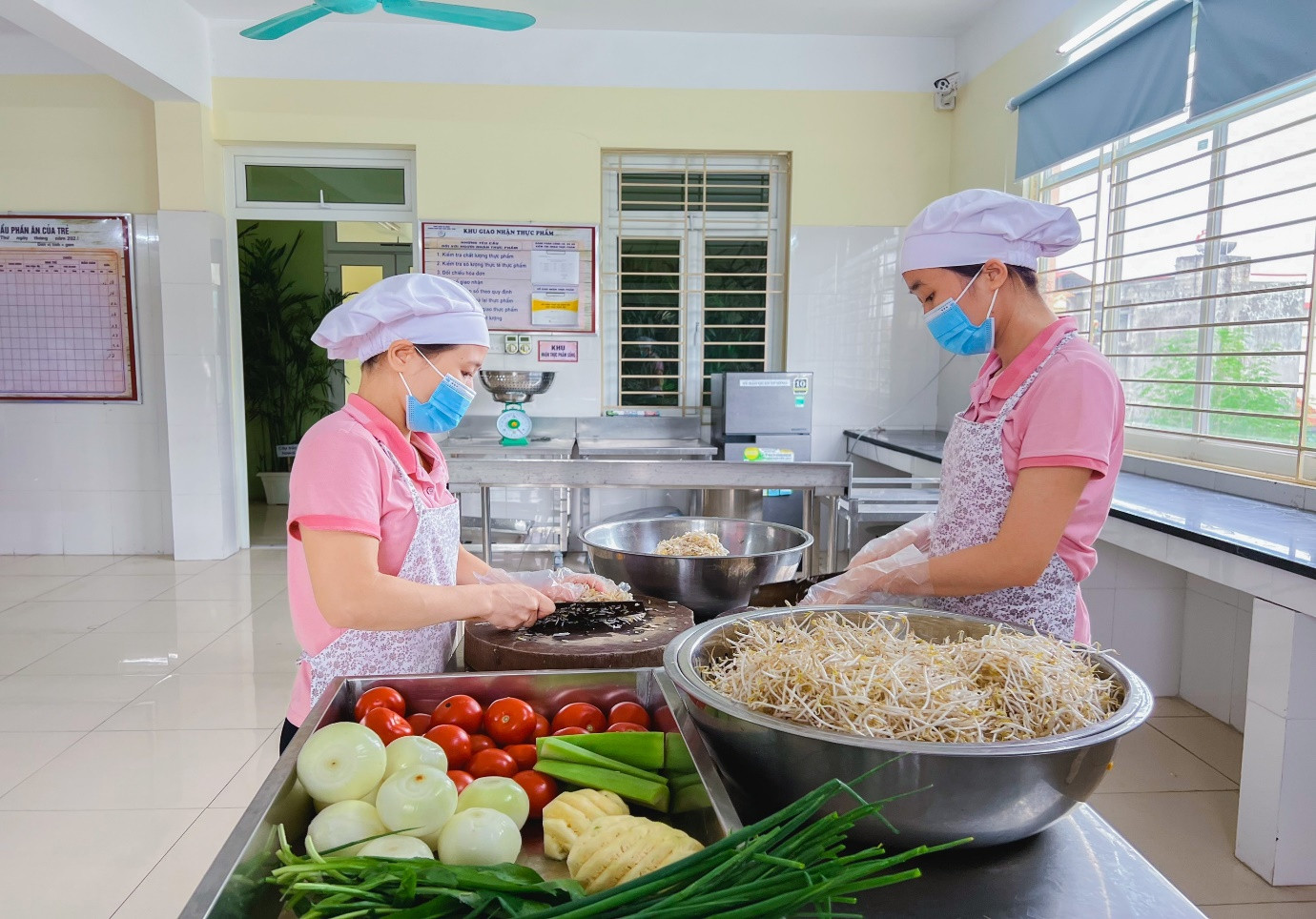 Đơn vị cung cấp thực phẩm, suất ăn phải tuân thủ và đáp ứng đầy đủ các yêu cầu về an toàn thực phẩm theo quy định của pháp luật. Ảnh: Moet