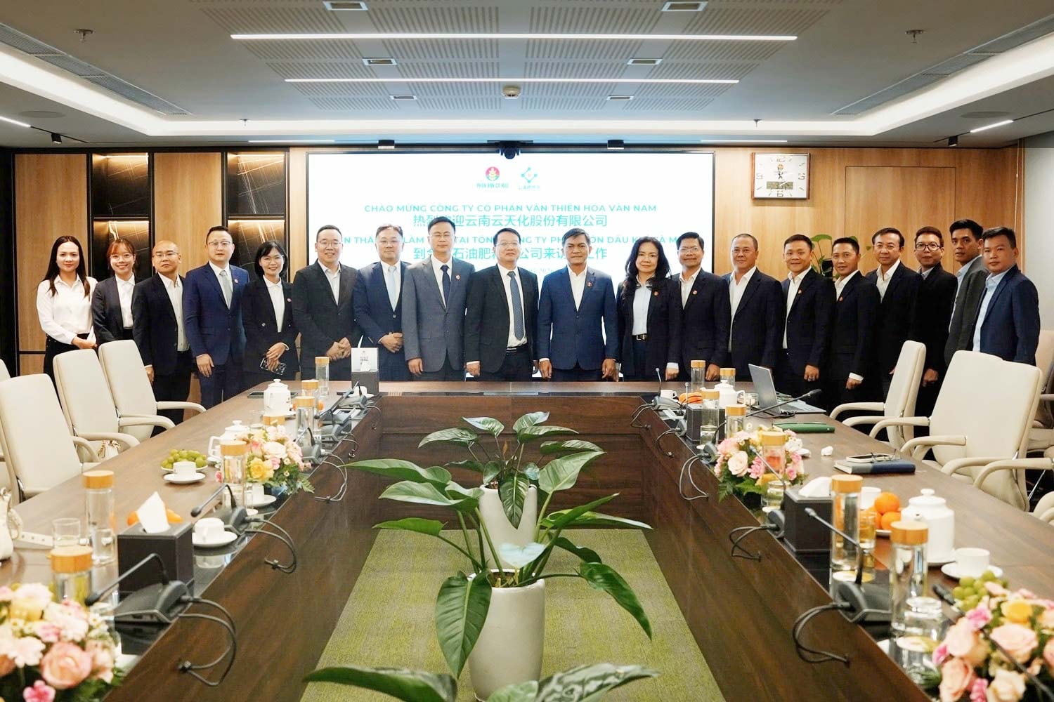 Đại diện PVCFC và Vân Thiên Hóa Vân Nam tại buổi làm việc. Ảnh: PVCFC