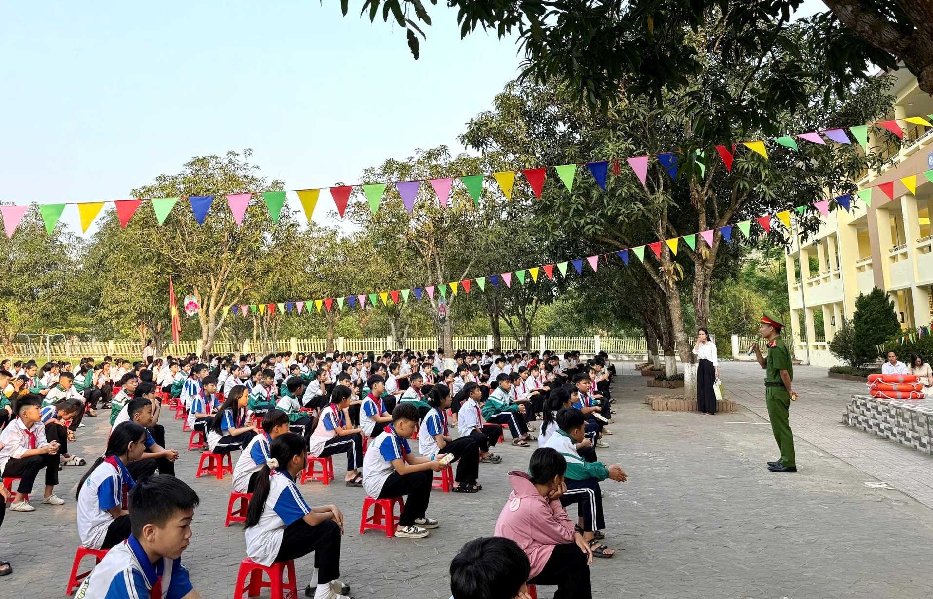 Buổi thực hành kỹ năng cứu nạn cứu hộ và phòng chống đuối nước với sự tham gia của hơn 530 cán bộ, giáo viên và học sinh toàn trường.