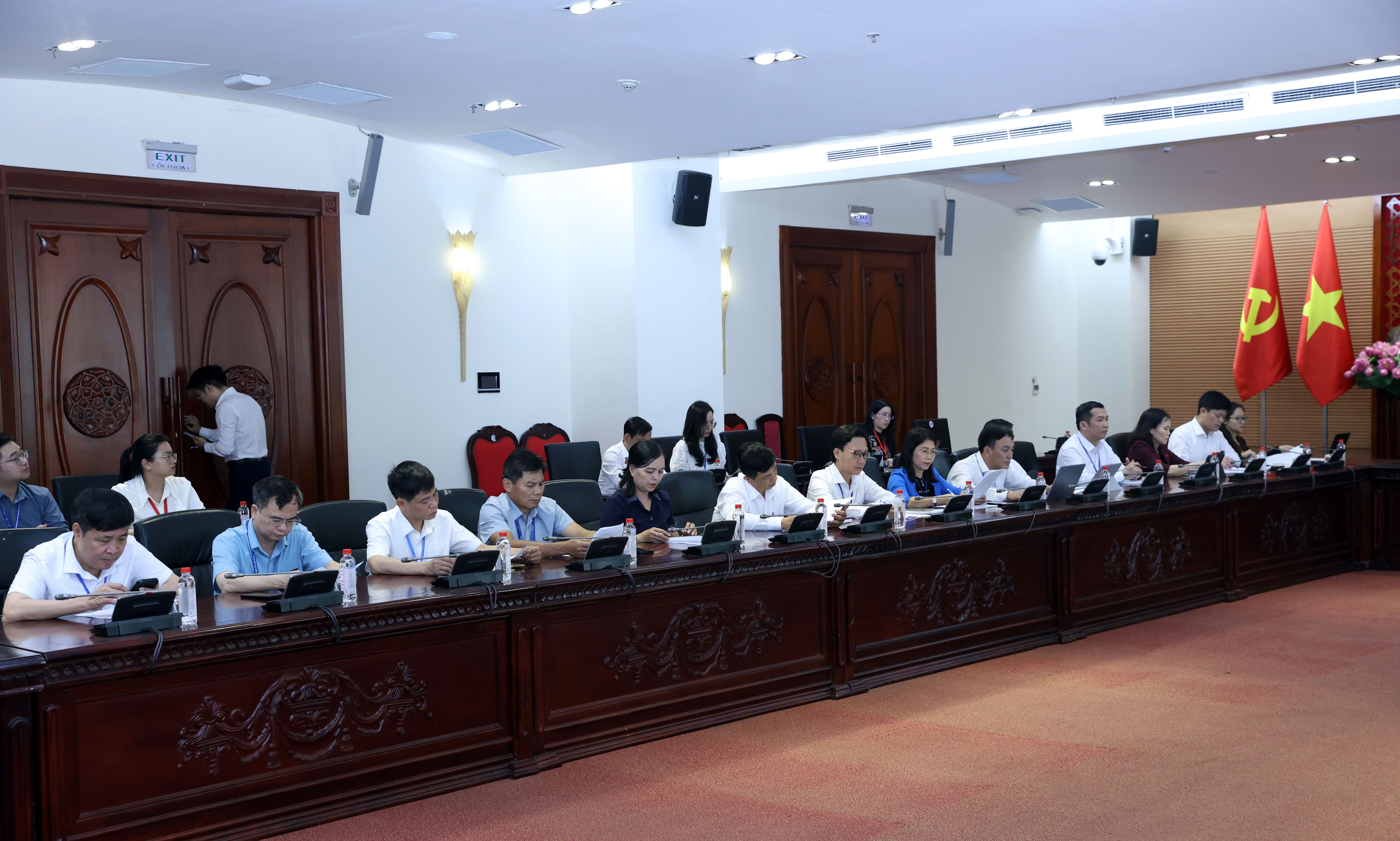 Các đại biểu tham dự cuộc làm việc (3)