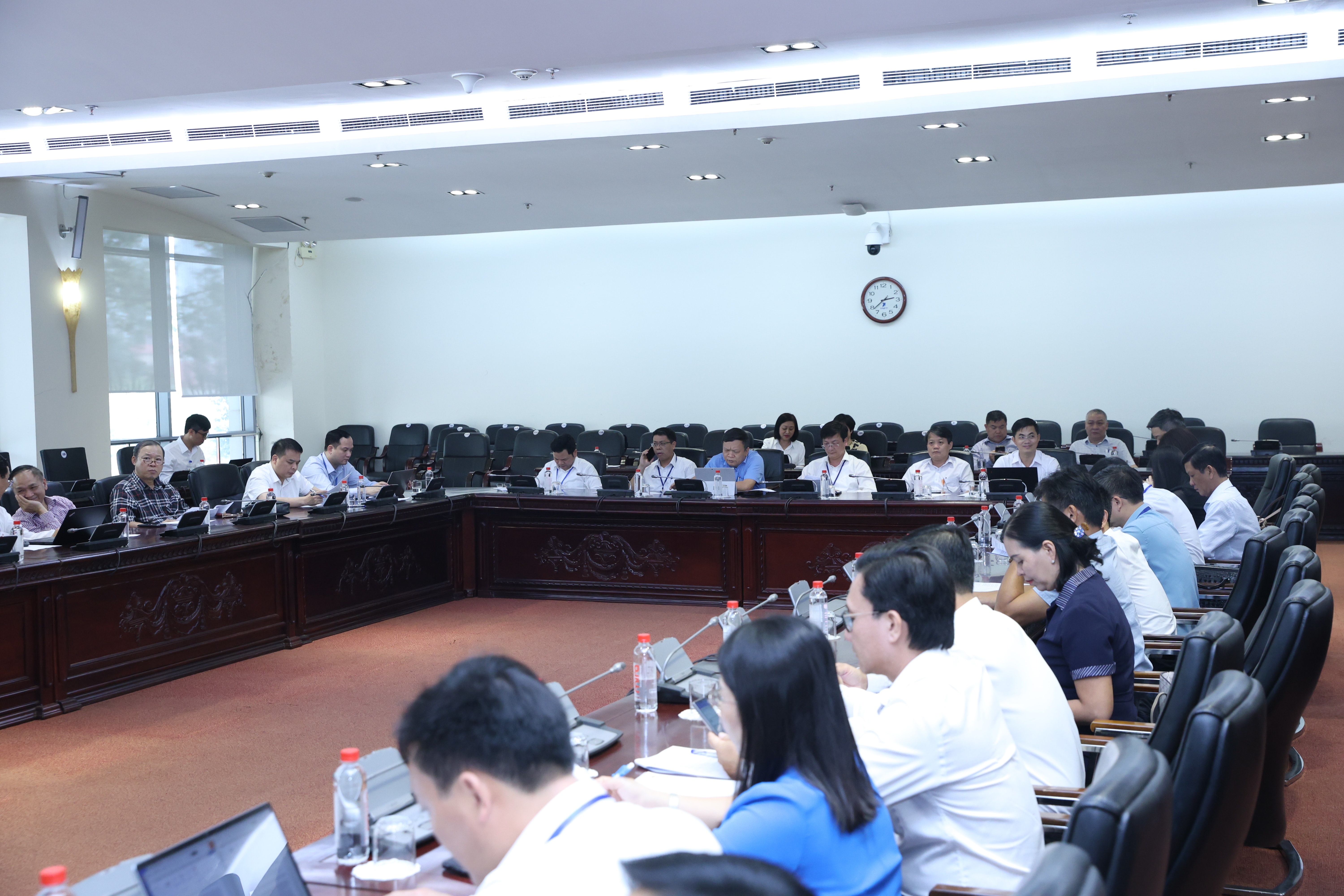 Các đại biểu tham dự cuộc làm việc
