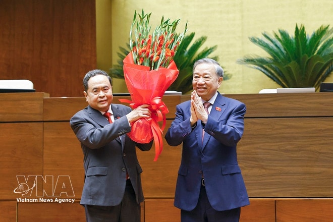 Party General Secretary To Lam (R) presents congratulatory flowers to NA Chairman Tran Thanh Man. (Photo: VNA) vnanet-potal-dong-chi-tran-thanh-man-tuyen-the-nham-chuc-chu-tich-quoc-hoi-khoa-xvi-8683929.jpg