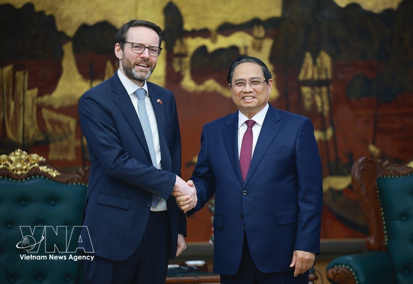Prime Minister Pham Minh Chinh receives UK Ambassador to Vietnam Iain Frew in Hanoi on April 6. (Photo: VNA)
