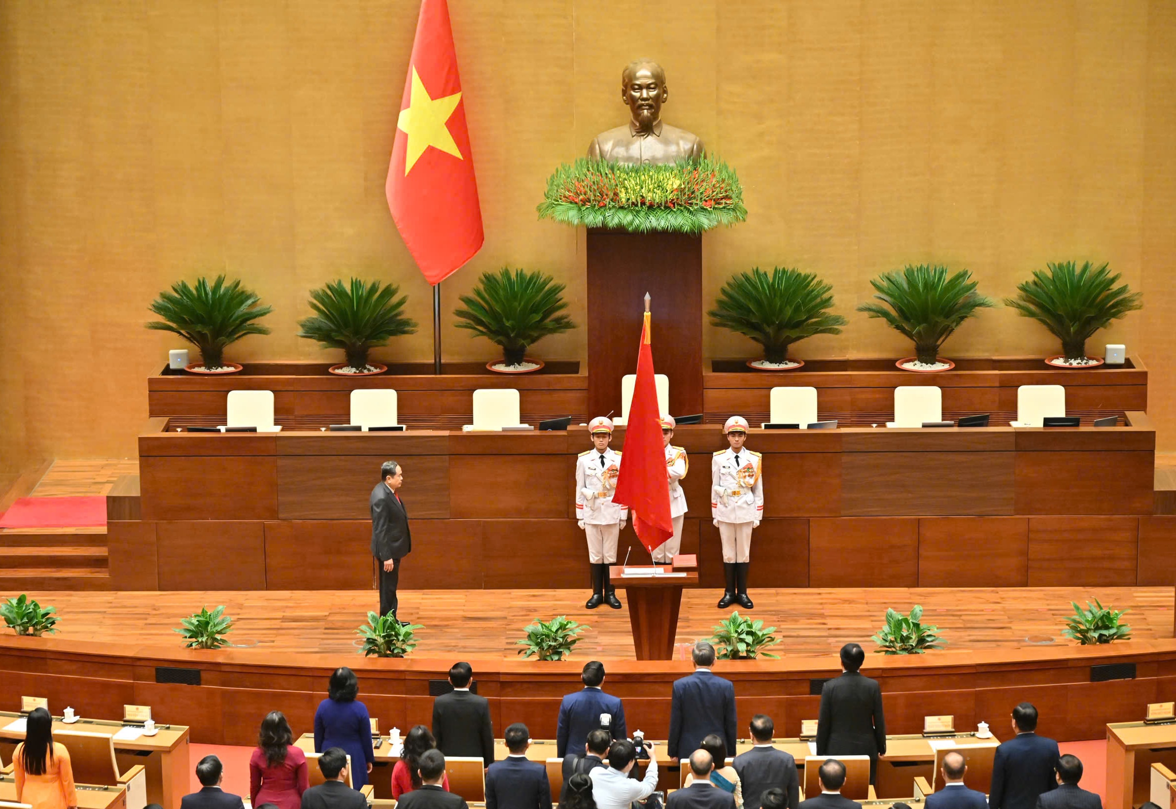 Toàn cảnh Chủ tịch Quốc hội tuyên thệz7696079863322_c5e5685e77c9a3d1e6dc1129dbefc06c