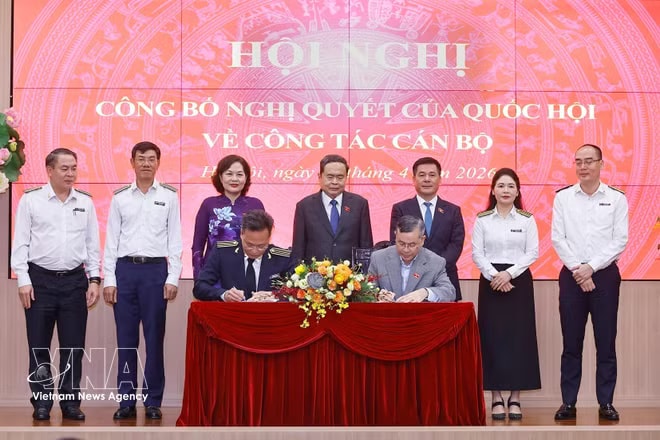 National Assembly Chairman Tran Thanh Man witnesses the signing of the handover minutes between Auditor General Nguyen Huu Nghia and former Auditor General Ngo Van Tuan. (Photo: VNA) vnanet-potal-chu-tich-quoc-hoi-trao-nghi-quyet-cua-quoc-hoi-cho-tong-kiem-toan-nha-nuoc-8686820.jpg