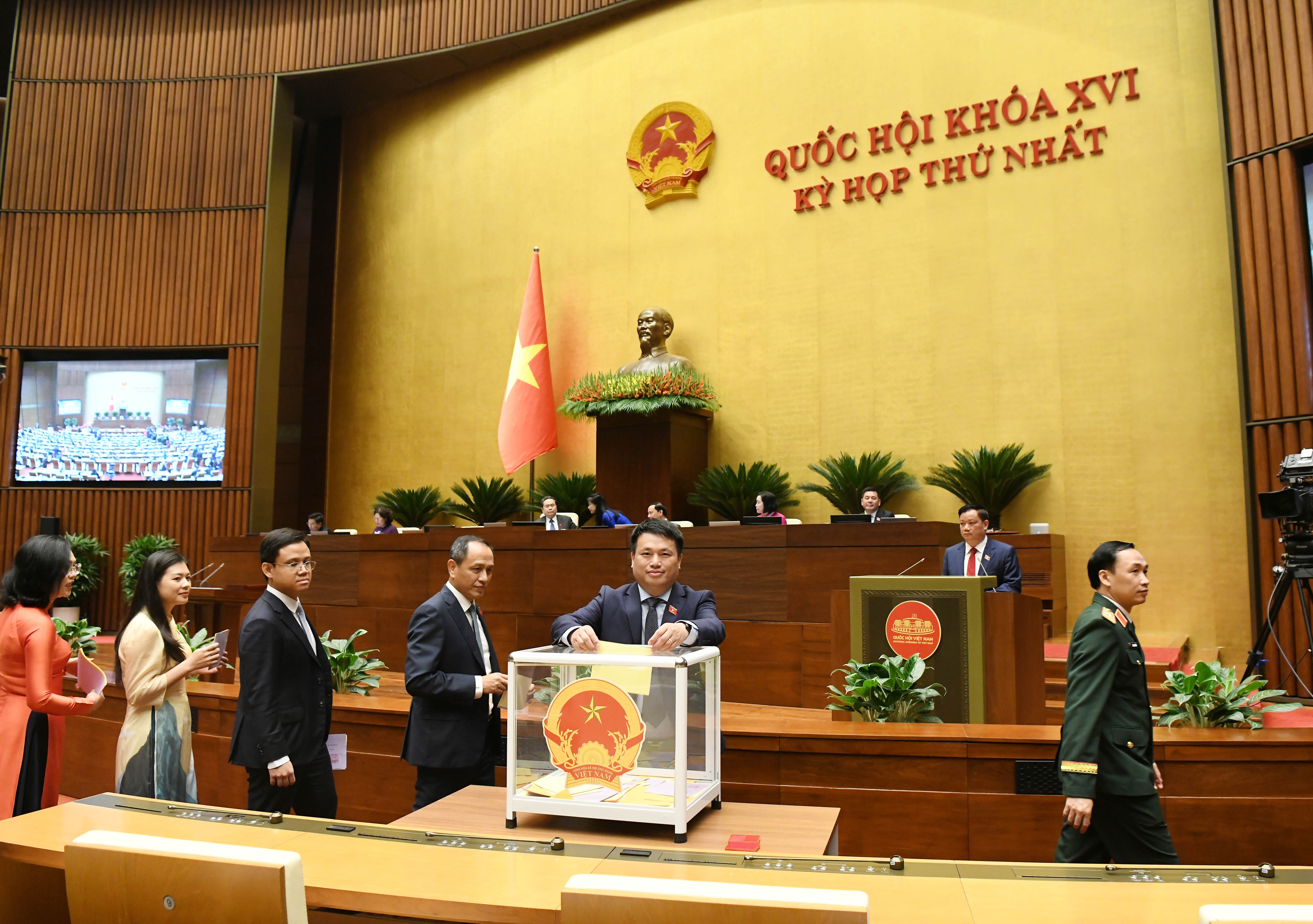 Các đại biểu bỏ phiếu bầu các chức danh