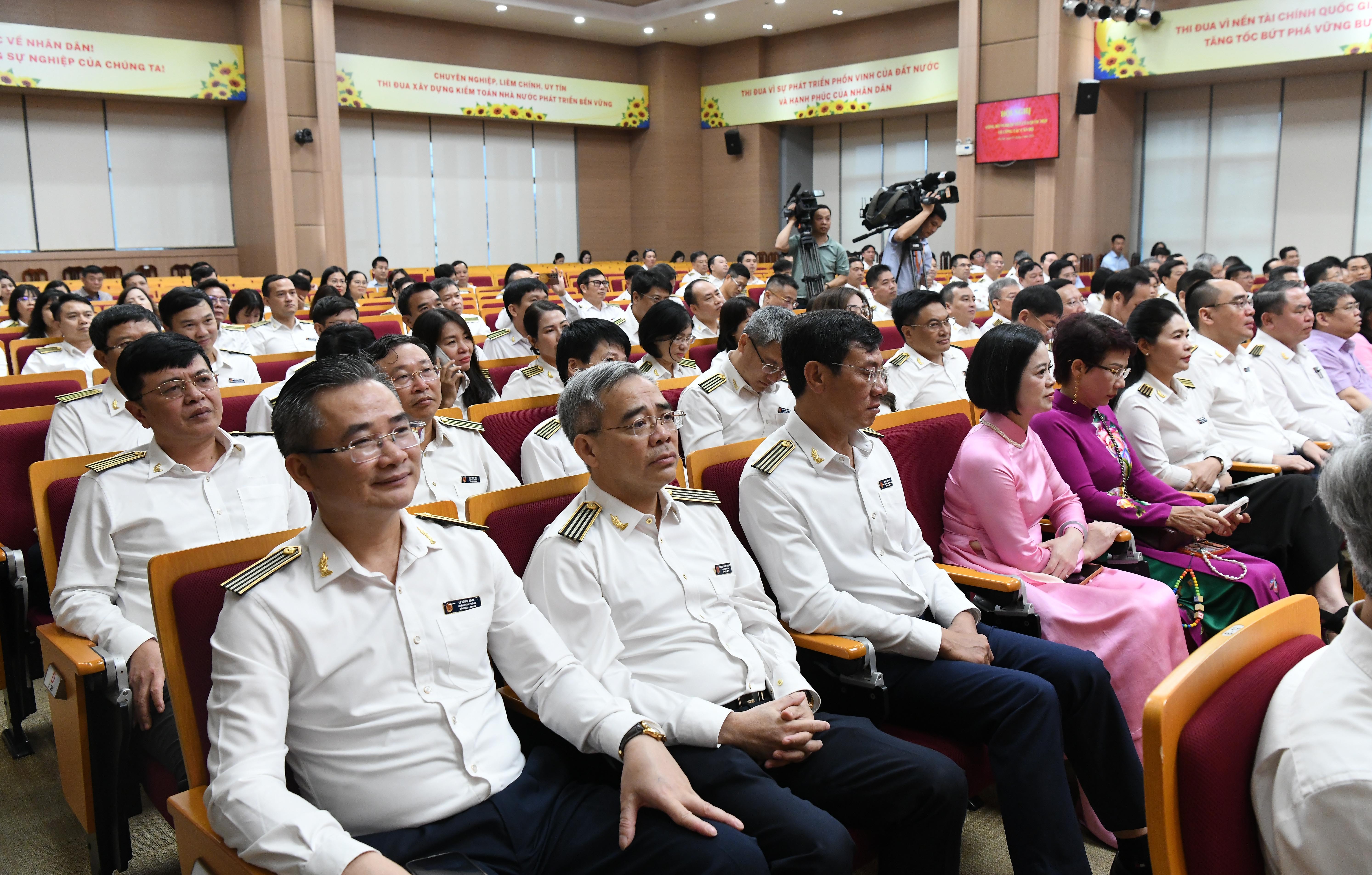 Các đại biểu dự lễ trao Nghị quyếtDSC_7009