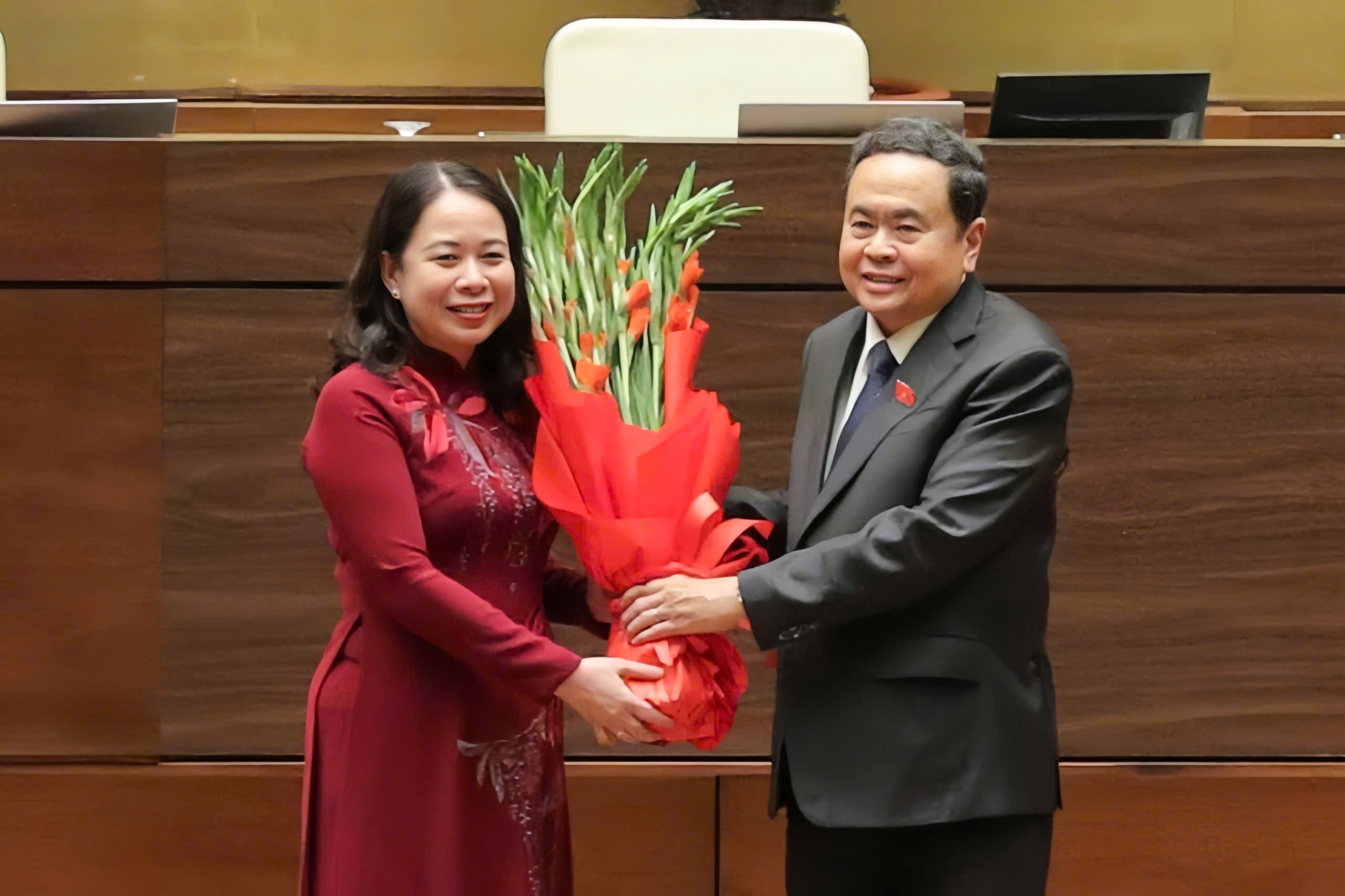 chu-tich-quoc-hoi-tran-thanh-man-trao-hoa-cho-pho-chu-tich-nuoc-vo-thi-anh-xuan-1-.jpg
