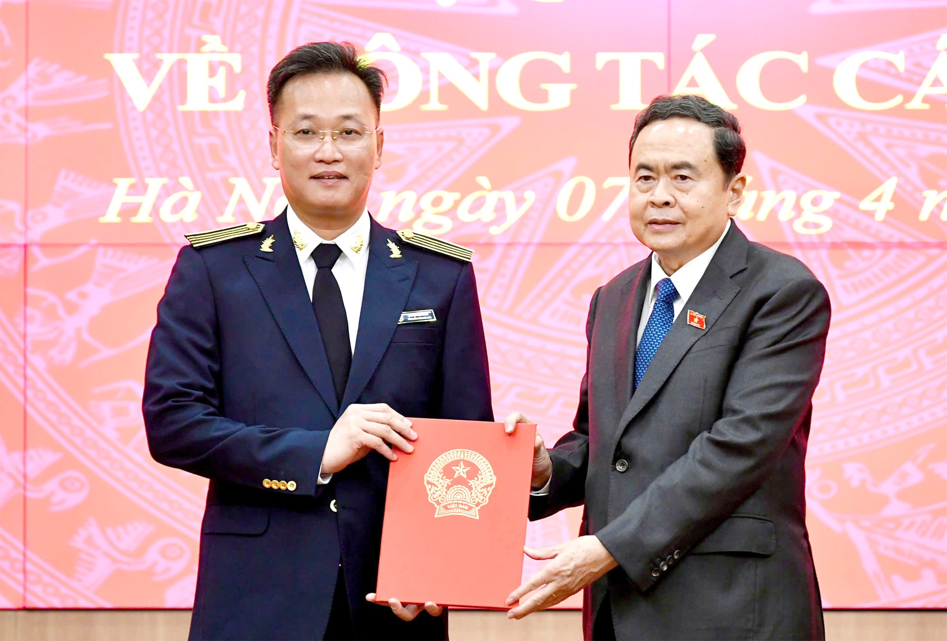 CTQH trao nghị quyết.